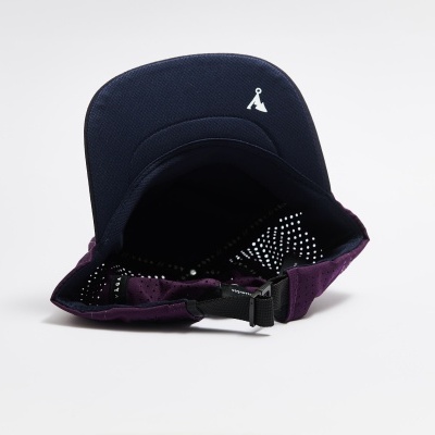 Boné desportivo azul escuro com detalhes roxos e fecho ajustável preto