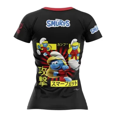 T-shirt feminina preta com estampa dos Smurfs e texto em inglês e japonês