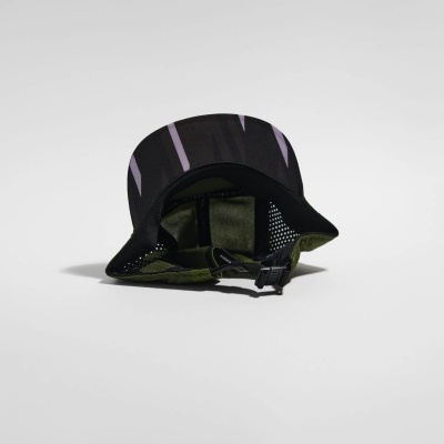 Boné desportivo verde escuro com pala preta e detalhes cinza