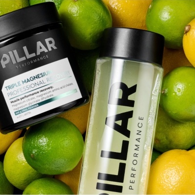 Dois produtos PILLAR PERFORMANCE entre limões e limas
