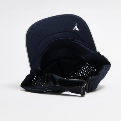 Boné desportivo azul escuro com malha e fecho ajustável