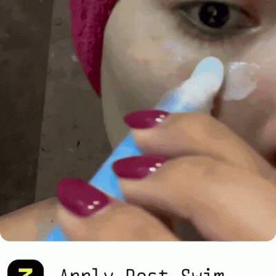 Pessoa a aplicar creme no rosto com applicador azul, texto '3 Apply Post-Swim'