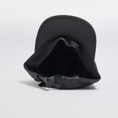 Boné preto em tecido com fivela ajustável