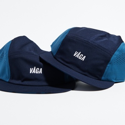 Dois bonés desportivos azuis com a palavra VAGA em branco