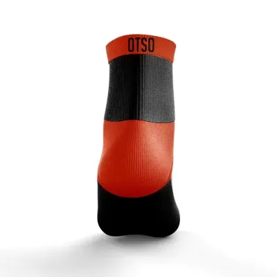 Meia desportiva vermelha, cinzenta e preta com texto OTSO