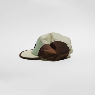 Boné multicolorido com painéis em bege, verde claro e castanho