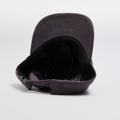 Boné preto de tecido com aba curva visto por dentro