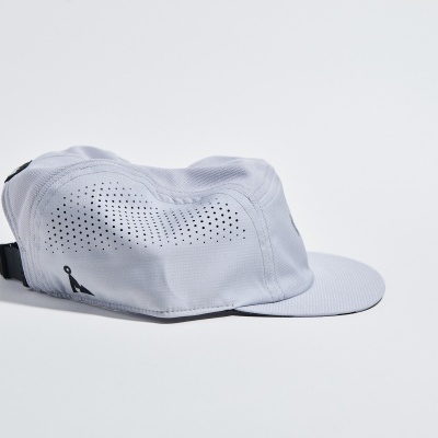 Boné cinza claro perfurado com aba rígida e ajuste preto.
