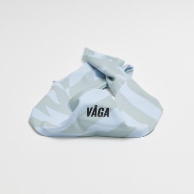 Embalagem de tecido cinza claro e branco com texto VÅGA