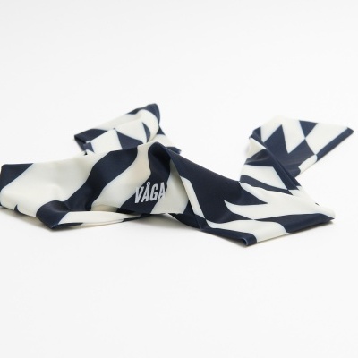 Lenço preto e branco com a palavra VAGA