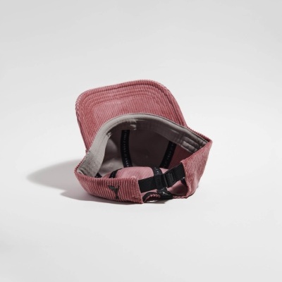 Boné de veludo cotelê rosa claro com ajuste preto