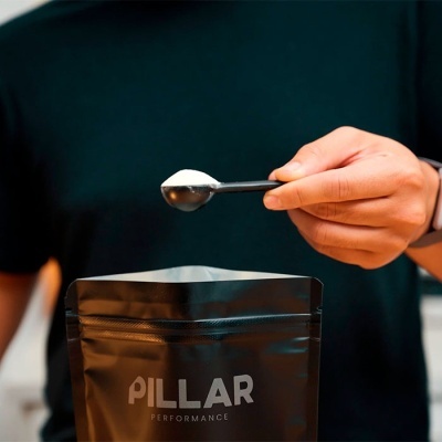 Saco preto PILLAR PERFORMANCE com colher de pó branco