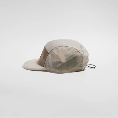 Boné bege de tecido leve com aba rígida e cordão preto ajustável