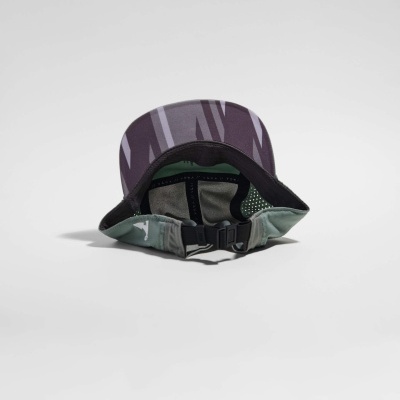 Boné desportivo com pala preta e cinzenta com padrão geométrico e ajuste de presilha preta