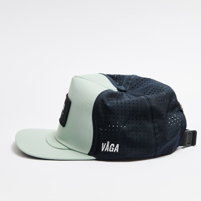 Boné desportivo azul claro e azul escuro com aba e fecho ajustável