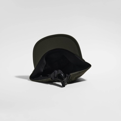 Boné verde escuro com interior preto e fecho ajustável