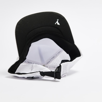 Boné preto e branco com fecho ajustável e logótipo na pala