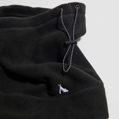 Cachecol tubular preto em tecido polar com cordão e logotipo bordado branco