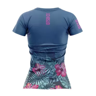 T-shirt desportiva feminina azul com padrão de folhas e flores e texto rosa DISLO