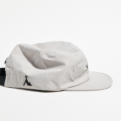 Boné branco com aba plana e fecho ajustável preto