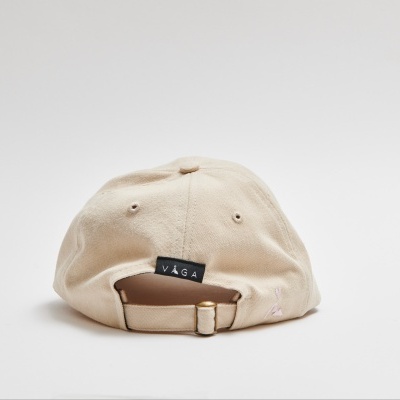 Boné bege com fecho ajustável e etiqueta preta VÁGA