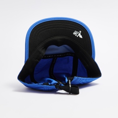 Boné ou viseira azul com interior preto e símbolos brancos