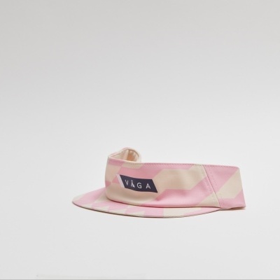 Viseira de tecido rosa e bege com etiqueta VIGA sobre fundo branco