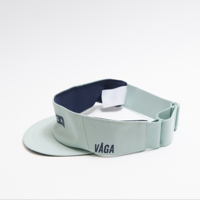 Viseira desportiva em tecido cinzento claro com logótipo VÁGA