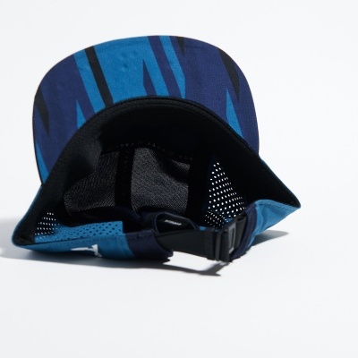 Boné azul e preto com padrão geométrico e fecho ajustável na parte traseira