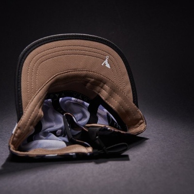 Boné castanho com aba curva e alça ajustável