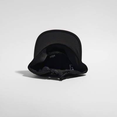 Boné preto com pala rígida e interior visível