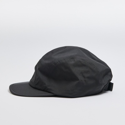 Boné preto de tecido com aba curta sobre fundo branco