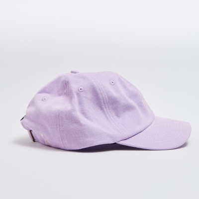 Boné lilás de tecido sobre superfície branca