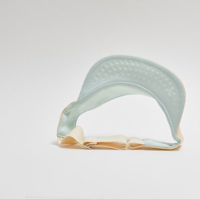 Máscara de proteção reutilizável azul claro com elásticos bege