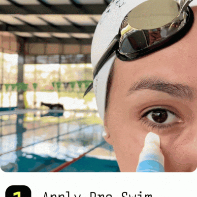 Nadador aplicando produto no rosto perto da piscina coberta