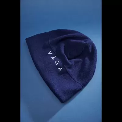Gorro polar azul escuro com texto VAGA bordado em branco.
