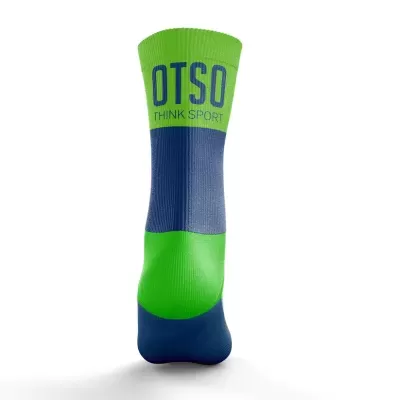Meia desportiva verde e azul com texto OTSO THINK SPORT