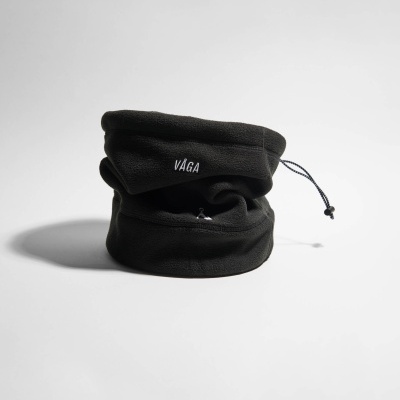 Cachecol ou gola tubular preta em tecido polar com texto VÅGA bordado