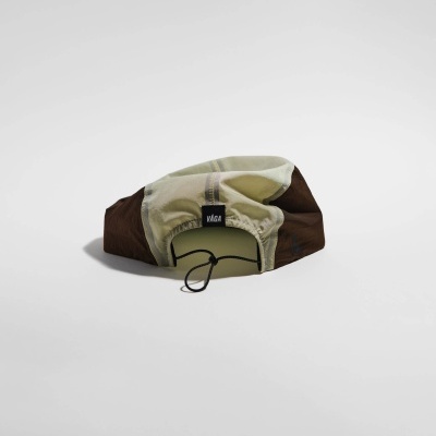 Boné desportivo bege e castanho com etiqueta VÅGA e cordão elástico