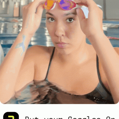 Mulher a colocar óculos de natação numa piscina