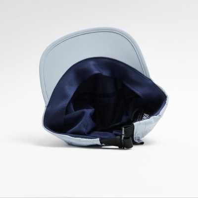 Boné cinzento claro com interior azul escuro e ajuste preto