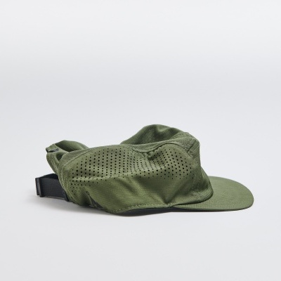 Boné verde militar de tecido perfurado com pala rígida e ajuste preto