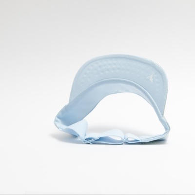 Viseira desportiva azul clara com textura perfurada