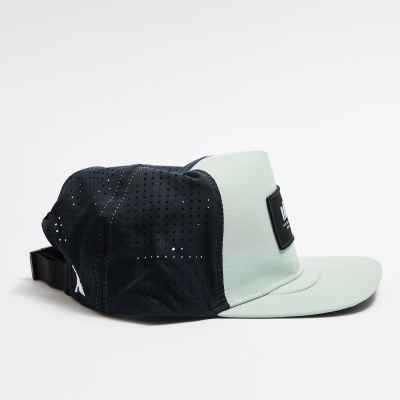 Boné cinco painéis verde claro e preto perfurado