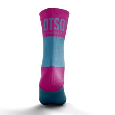 Meia desportiva azul escuro, rosa e azul claro com texto OTSD THINK SPORT