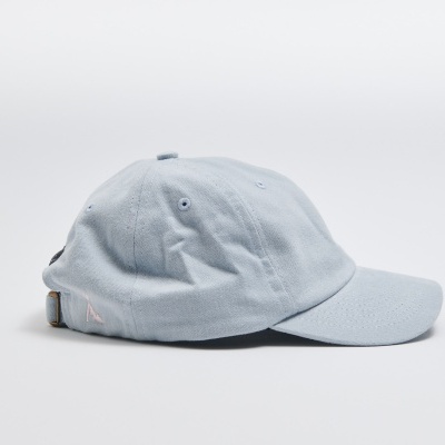 Boné de tecido azul claro com aba curva
