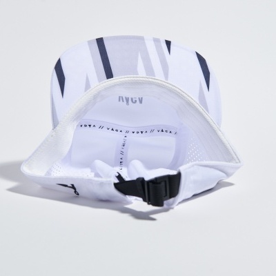 Boné branco com padrão gráfico a linhas verticais em tons de cinza e preto.