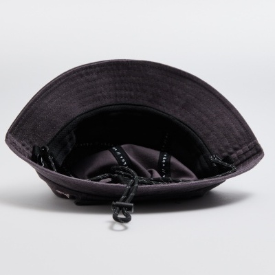Chapéu preto de tecido com aba curva e cordão ajustável visto de cima para dentro.