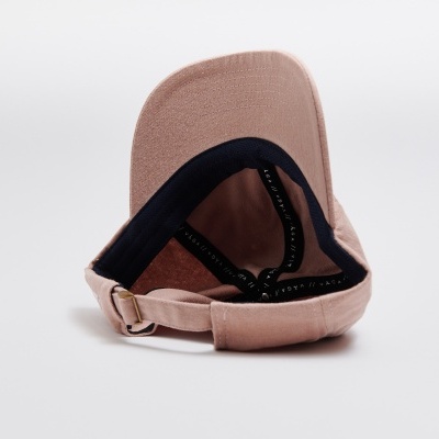 Boné cor-de-rosa claro com interior preto e fecho ajustável de metal dourado