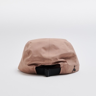 Boné bege com fecho preto ajustável visto de trás